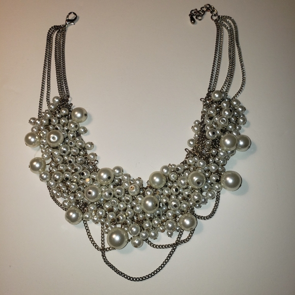 Vintage White Pearl and Silvertone Chains Bib Necklace - Picture 4 of 10
